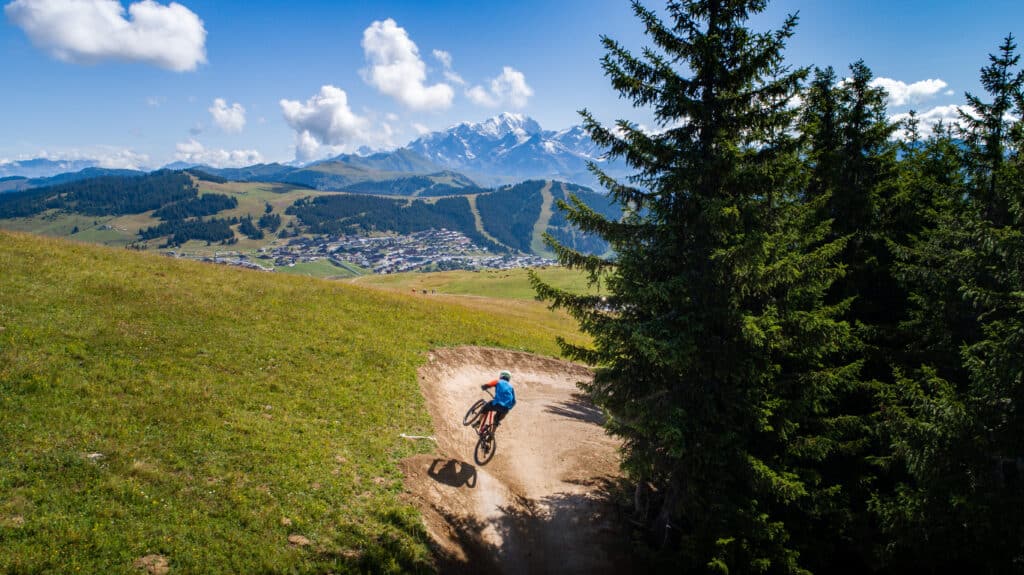 VTT de descente VTT de descente sur le Bike Park des Saisies face au Mont Blanc